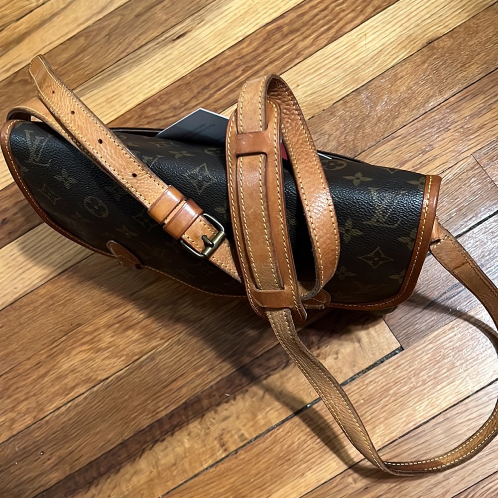 AUTHENTICATED Louis Vuitton Crossbody Bag Purse - Picture 15 of 17